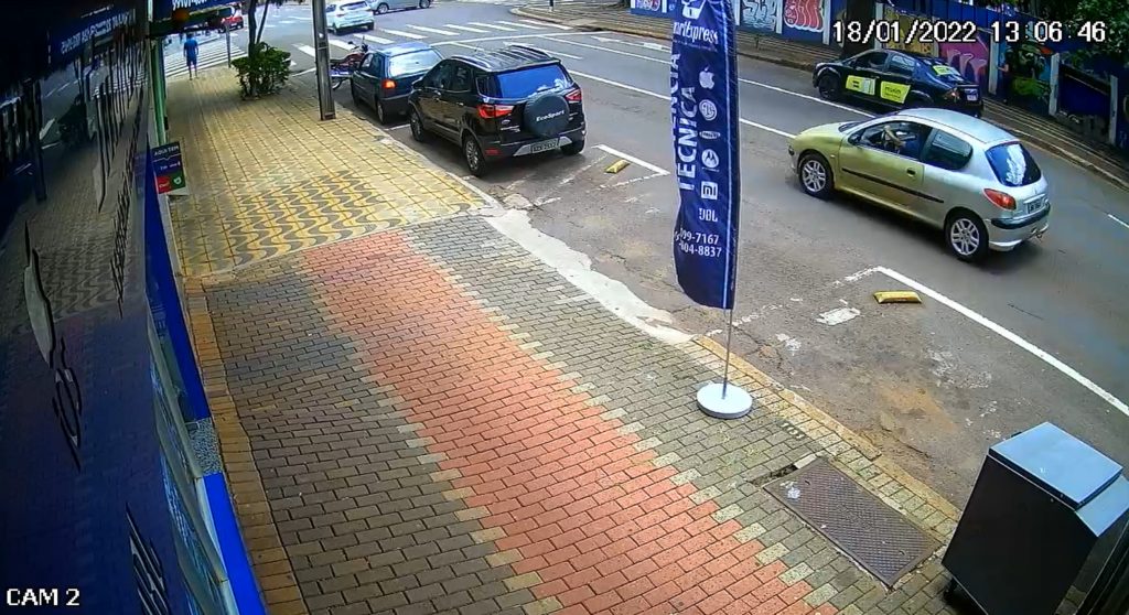 Câmera flagra forte colisão entre carro e moto no Centro