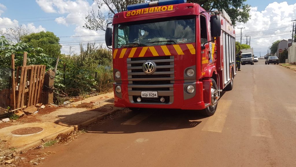 Incêndio em casa de madeira mobiliza Corpo de Bombeiros a Juvinópolis