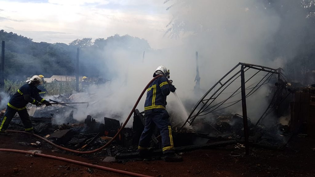 Casa é destruída por incêndio na Linha Chão Batido, em Cascavel; cachorrinha de estimação morreu carbonizada