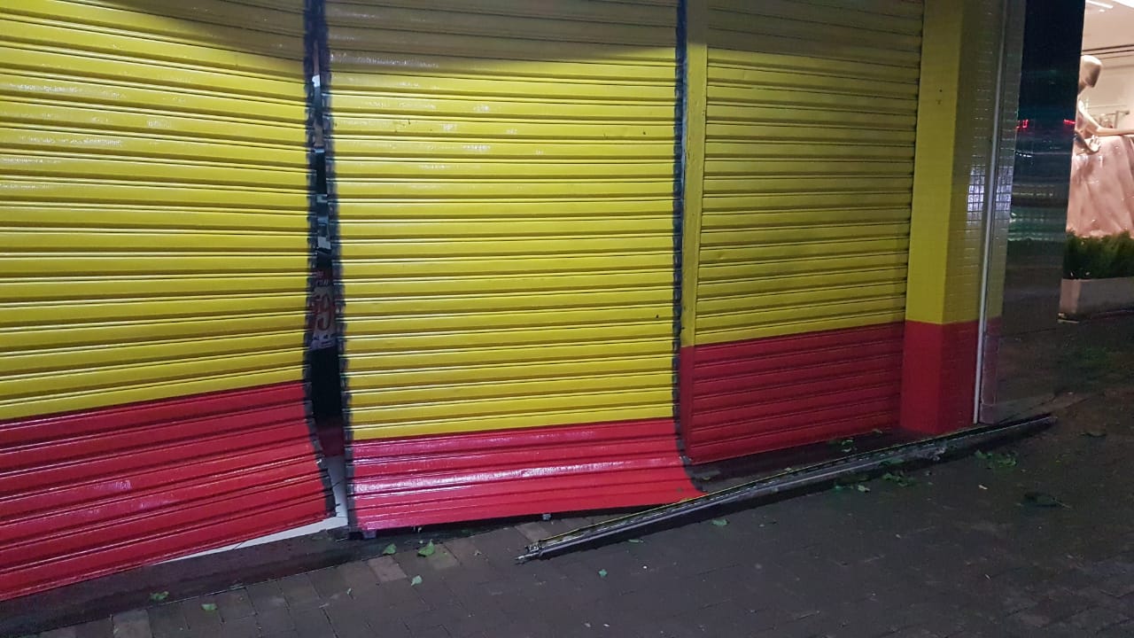 Vento forte estoura porta de empresa na Avenida Brasil