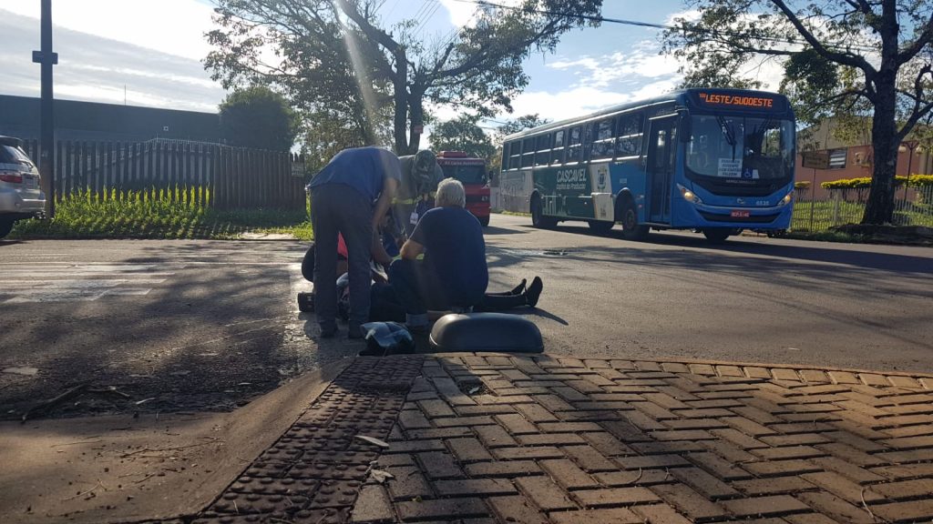 Hilux SW4 e Honda Biz se envolvem em colisão no Bairro Santo Onofre