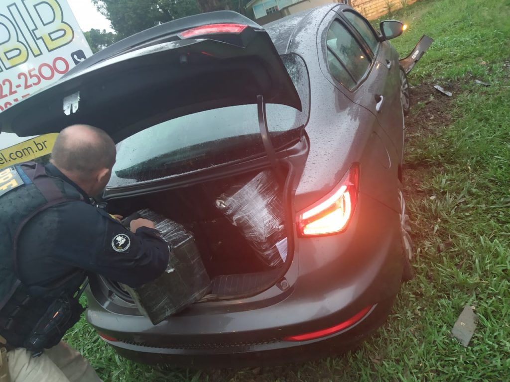 PRF apreende quase meia tonelada de maconha no Paraná PRF apreende quase meia tonelada de maconha no Paraná