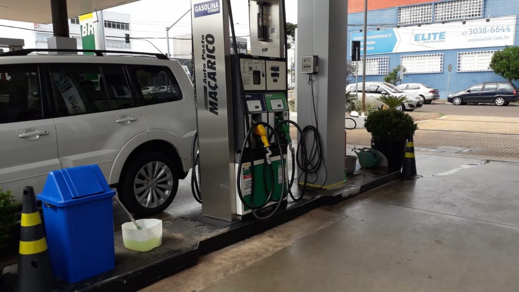 Trabalhadores somam os prejuízos causados por falta de energia em posto de combustíveis após chuva