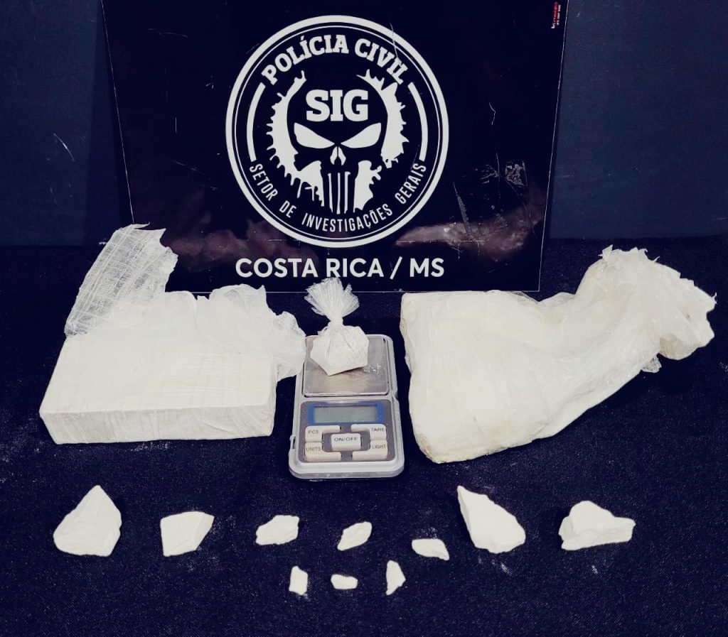 Policiais civis prendem jovem suspeita de tráfico de drogas em Costa Rica