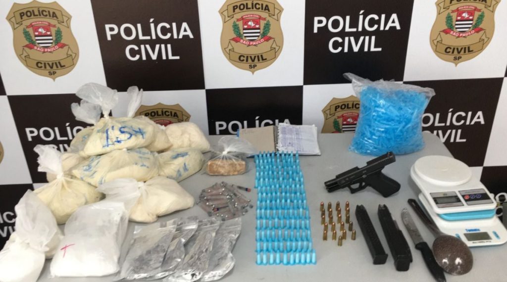 Drogas, arma, munições, máquina de dinheiro e veículos são apreendidos em operação