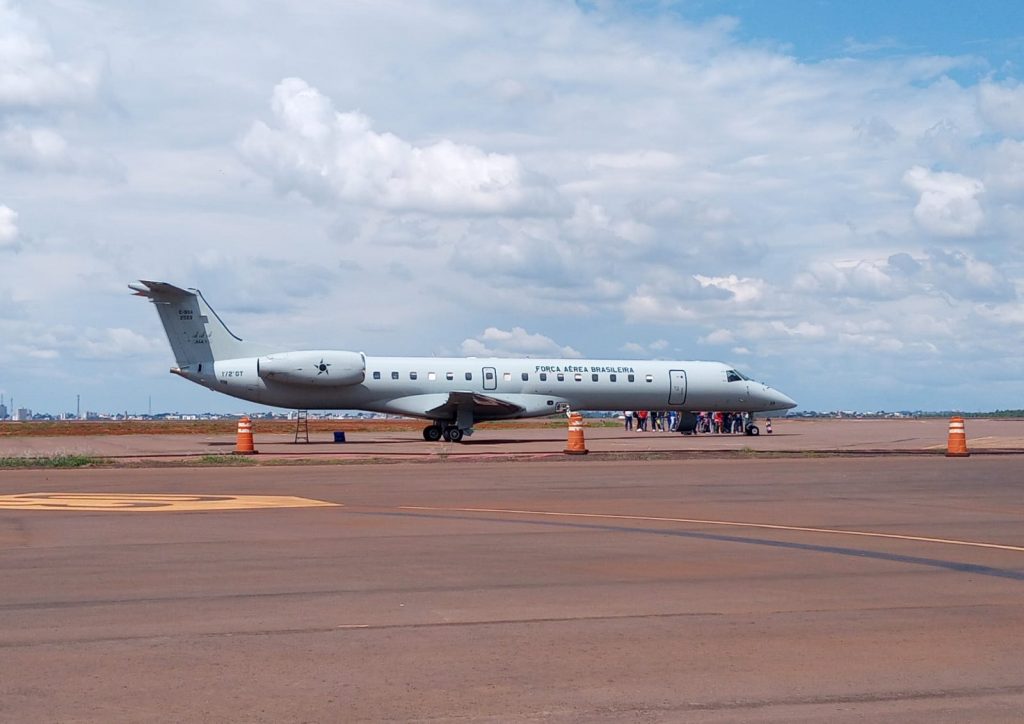 Avião da FAB pousa em Cascavel trazendo venezuelanos