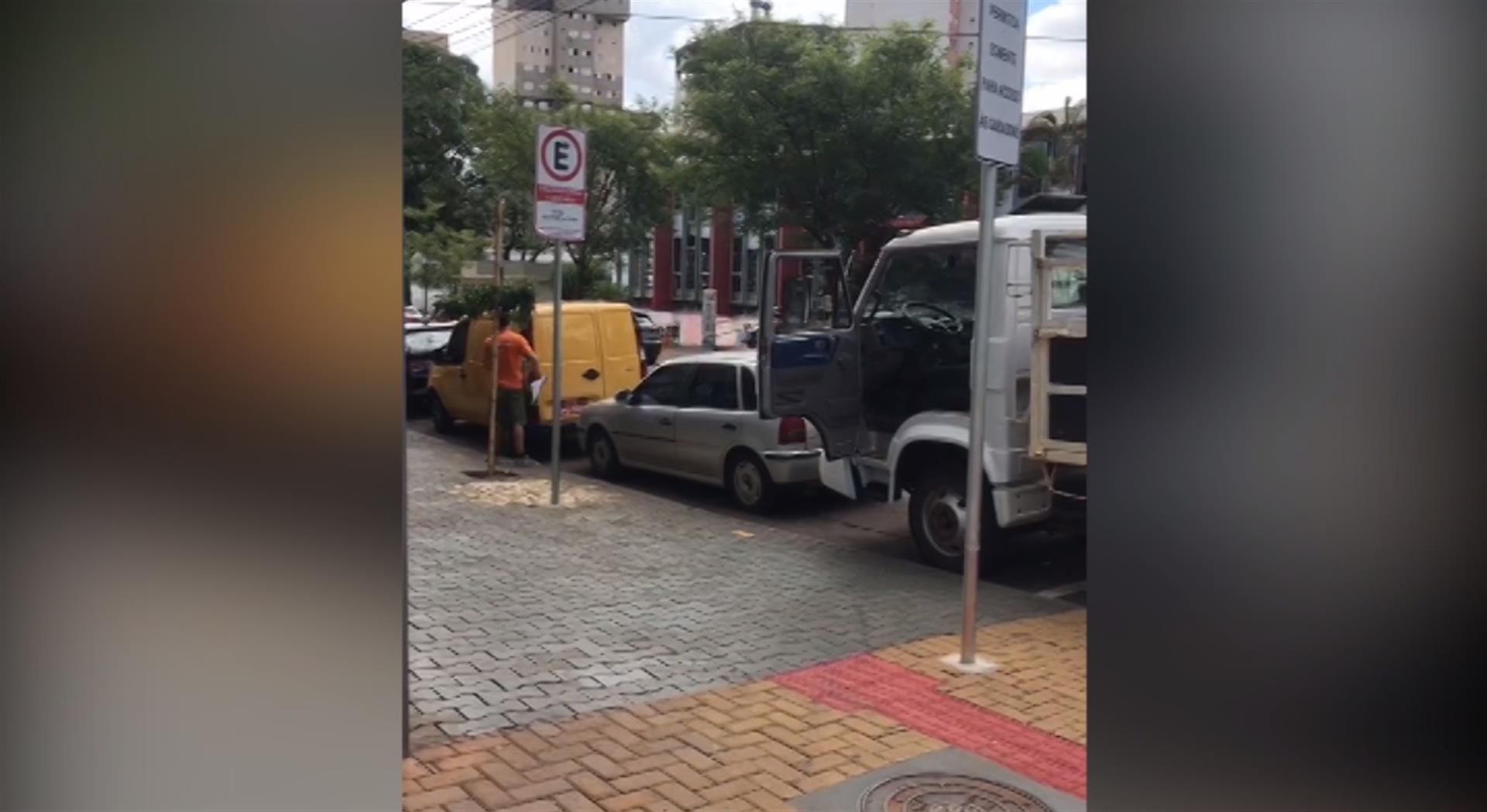 Comerciantes e entregadores sofrem com área de estacionamento e de carga e descarga na Padre Champagnat