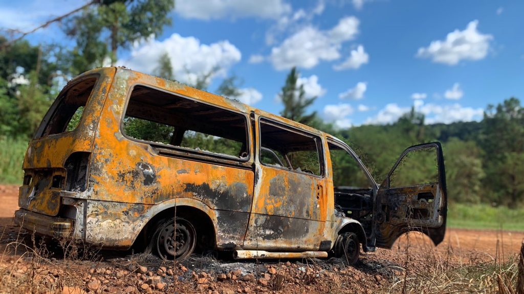 Van é encontrada queimada em área rural de Cascavel