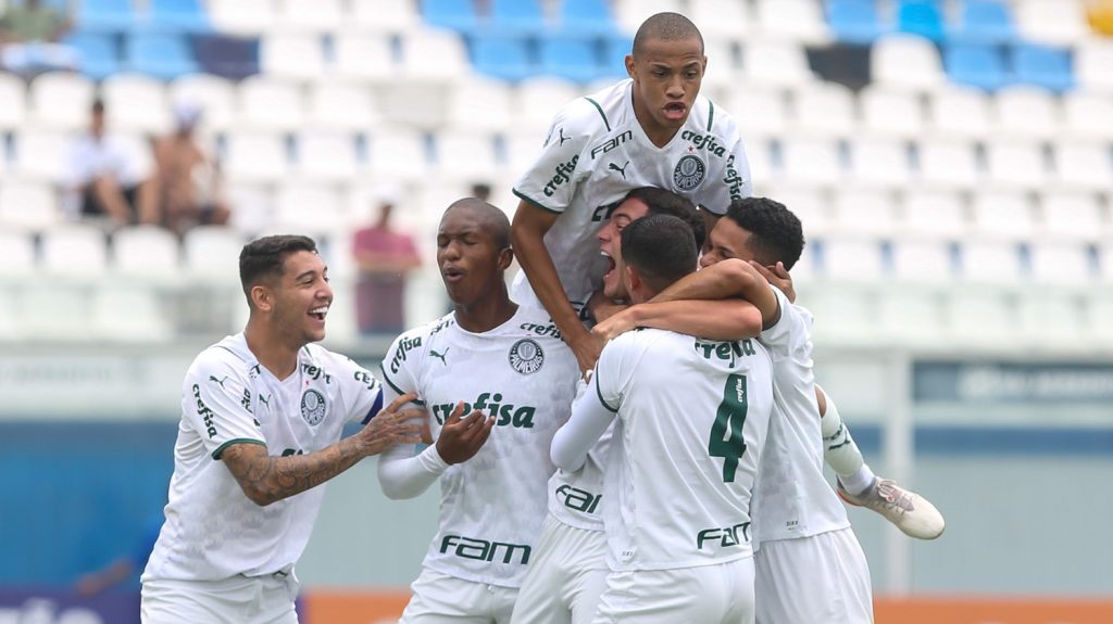 Com golaço de bicicleta, Verdão goleia Oeste e avança às semis da Copa São Paulo