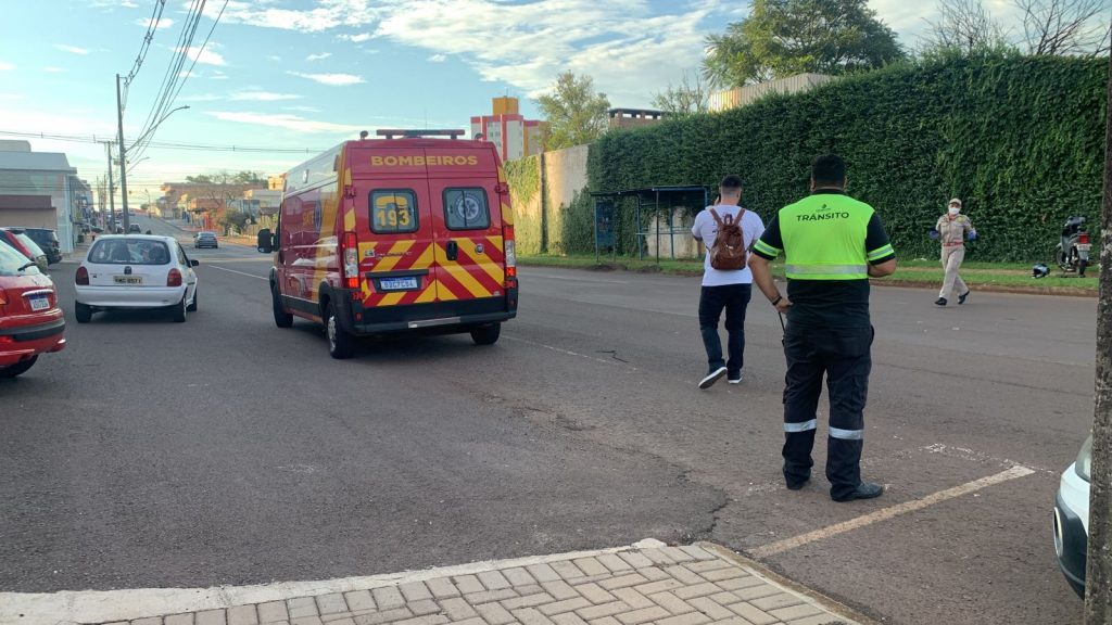 Após desviar de ônibus, motociclista colide lateralmente contra carro e fica ferida no Centro de Cascavel