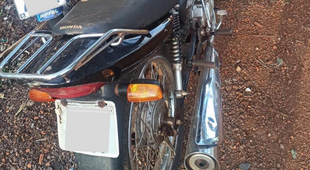 Moto que era pilotada por adolescente é apreendida pelo Choque no Bairro Santa Felicidade