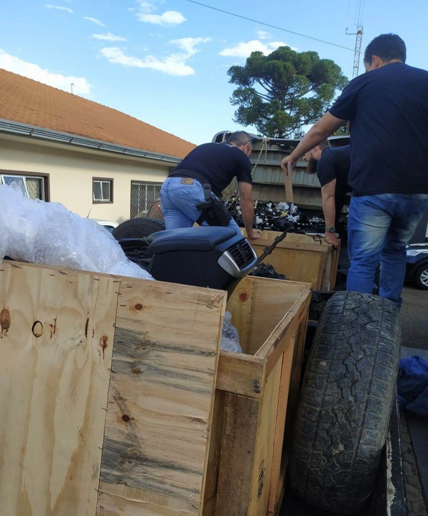 Polícia Civil realiza a prisão de homens que transportavam caminhonete furtada do Rio Grande do Sul