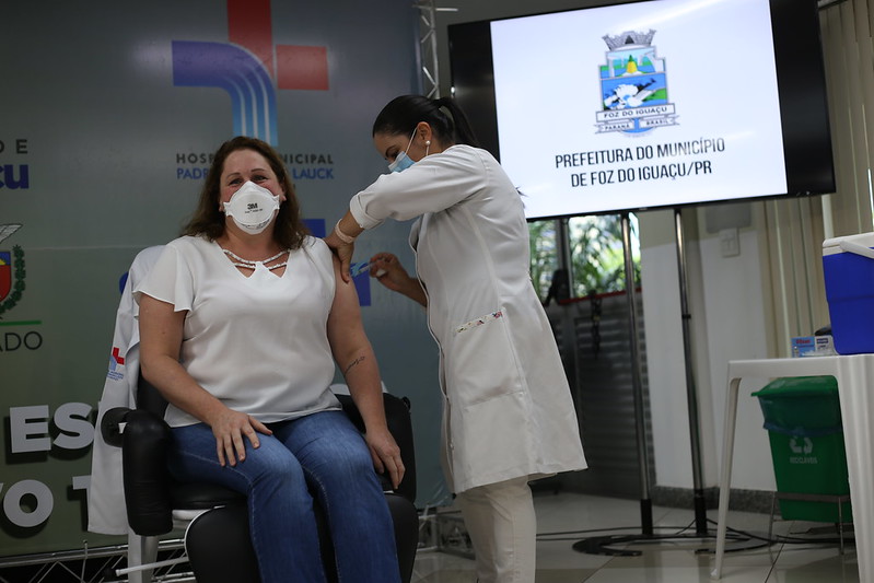 Primeiro ano de vacinação contra a covid garante proteção e redução de casos graves da doença em Foz do Iguaçu