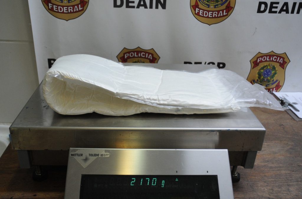 PF prende passageiro com mais de 2 kg de cocaína em cinta elástica