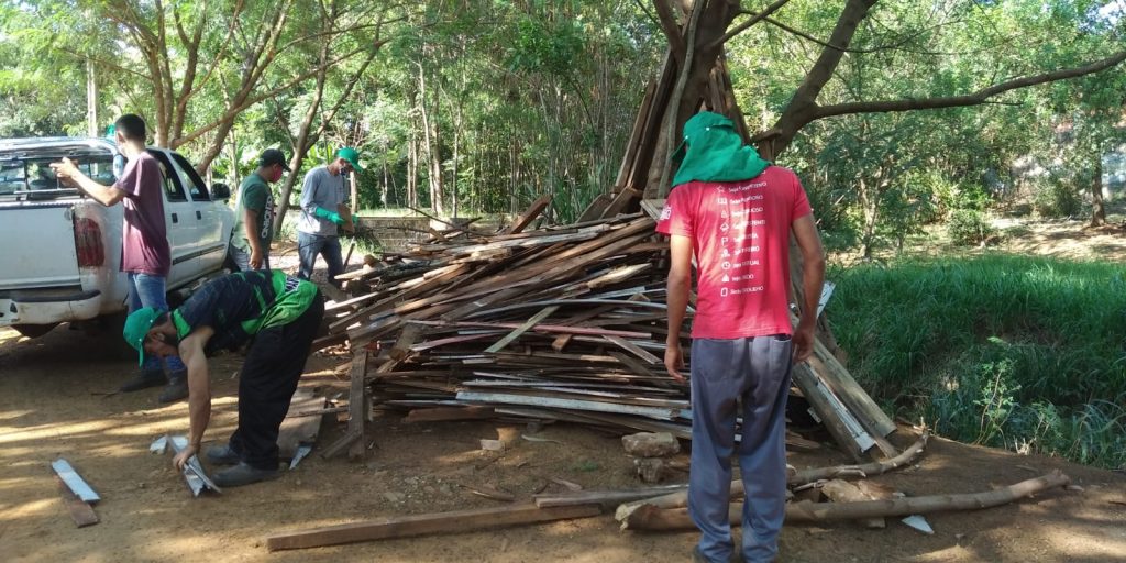 Equipes de limpeza da Prefeitura retiram resíduos acumulados no Córrego Vitória