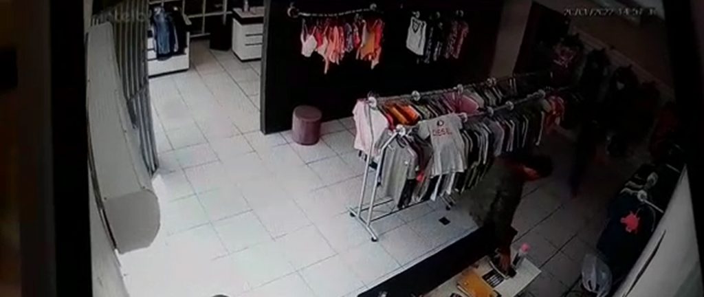 Câmera flagra homem furtando celular em loja em Santa Tereza