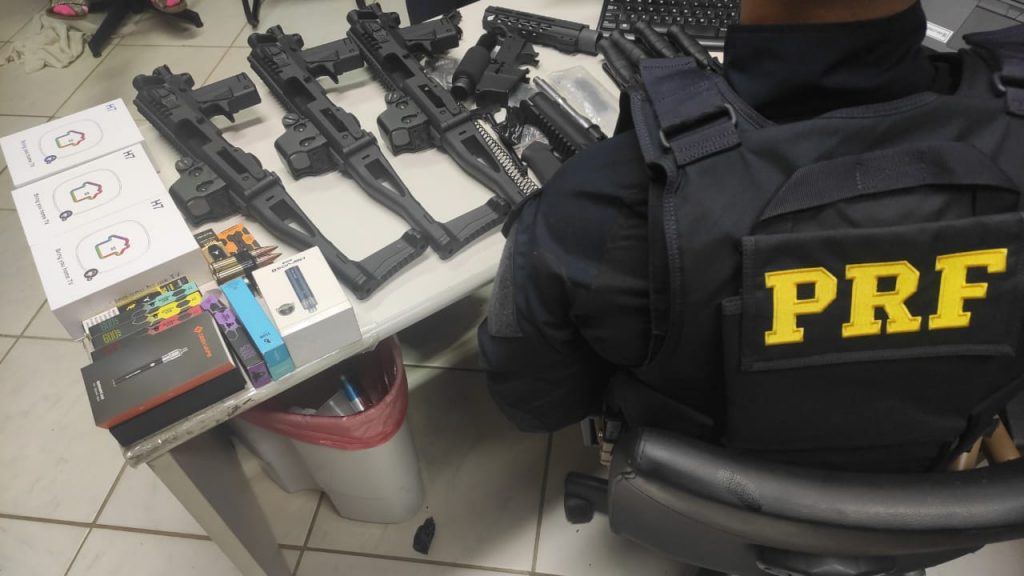 PRF prende mãe e filho por tráfico internacional de armas no Paraná PRF prende mãe e filho por tráfico internacional de armas no Paraná