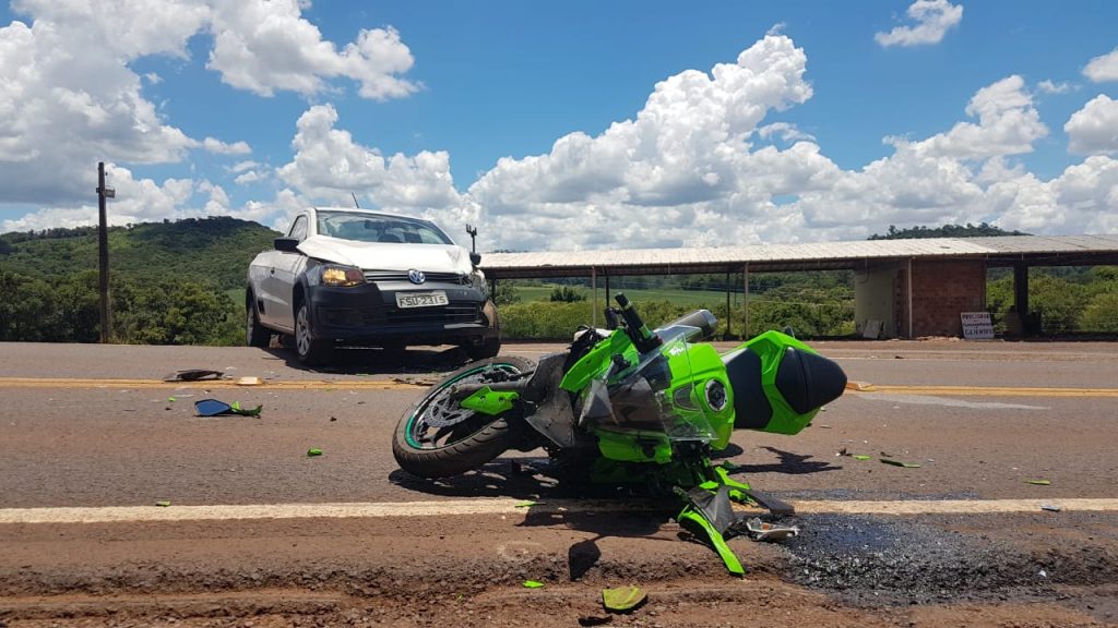 Motociclista sofre múltiplas fraturas em colisão com carro na PR-180 em São Salvador
