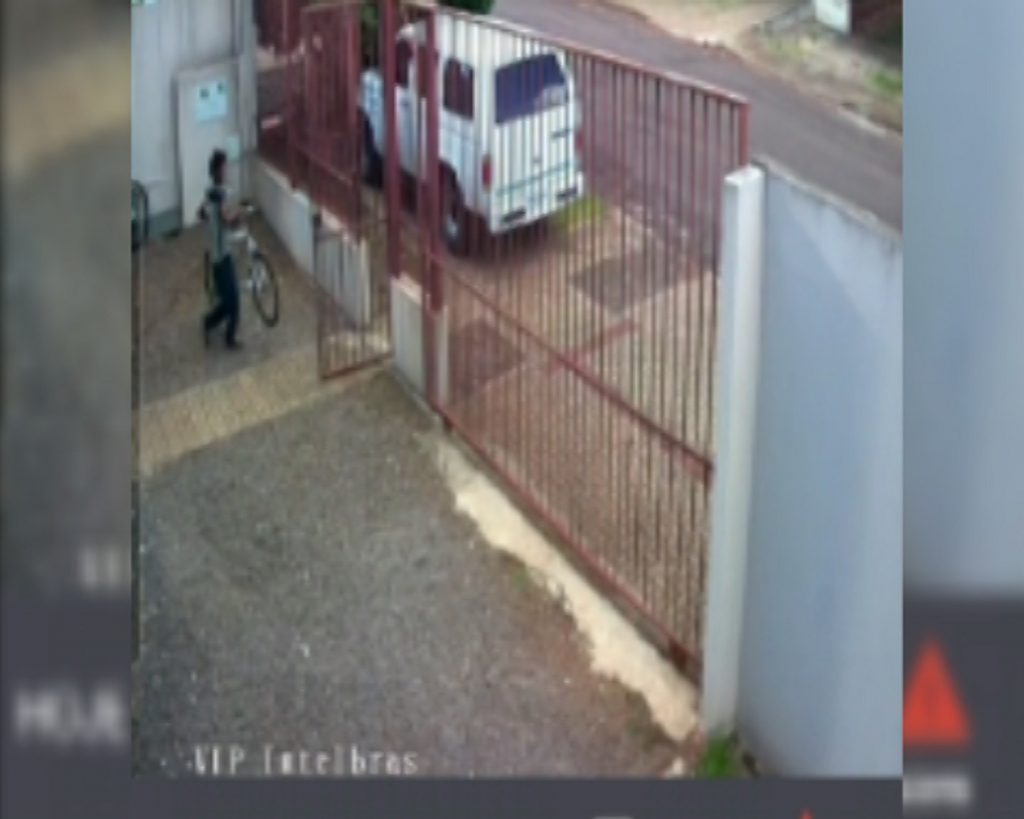 Câmera flagra homem furtando bicicleta na Neva