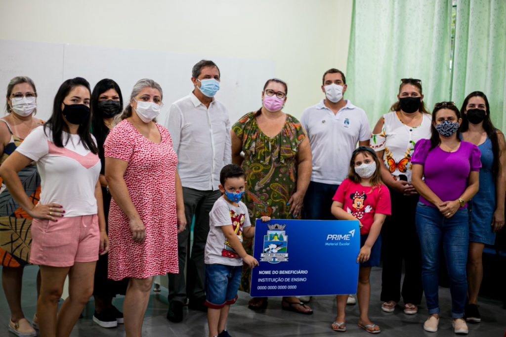 Secretaria de Educação entrega os primeiros cartões para a compra de material escolar aos pais de alunos da rede municipal
