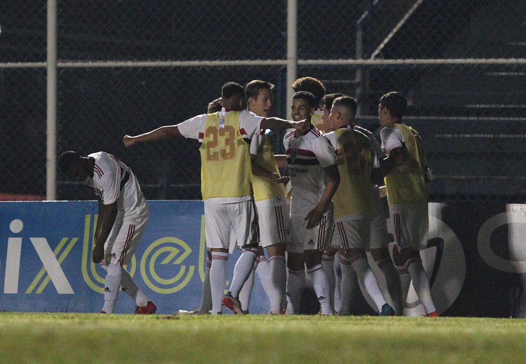 Embalado e com apoio da torcida, São Paulo encara o Palmeiras pela semi da Copinha