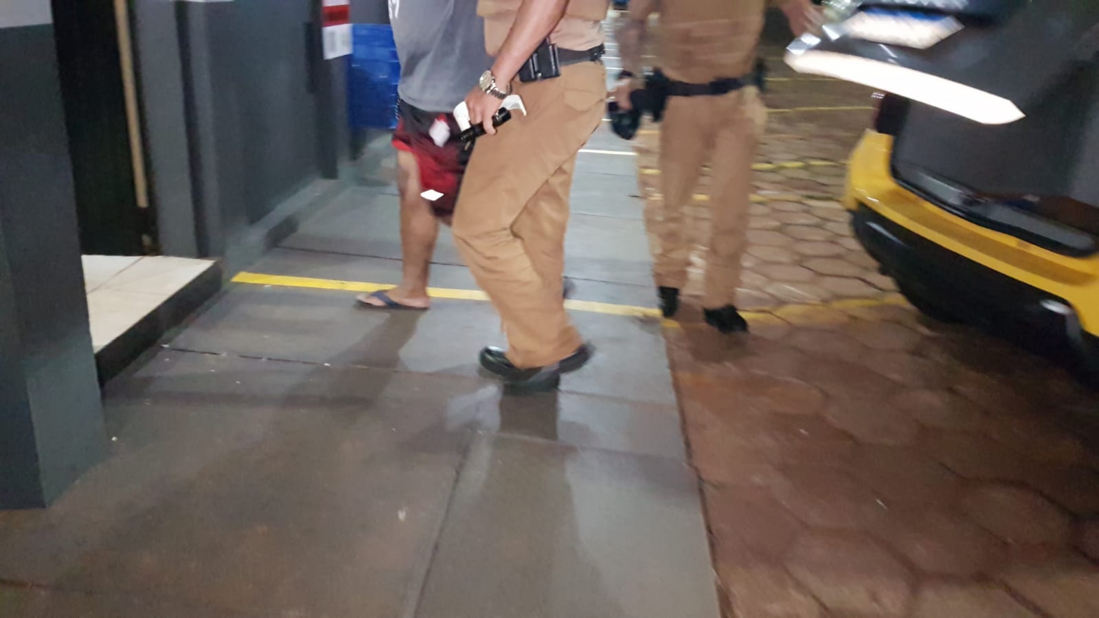 Polícia Militar detém homem por embriaguez após denúncia de bagunça em Loteamento na 486; Quatro carros foram apreendidos