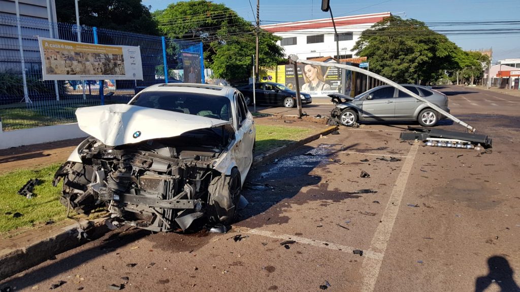 Após colisão de trânsito durante a madrugada, carros continuam em via pública