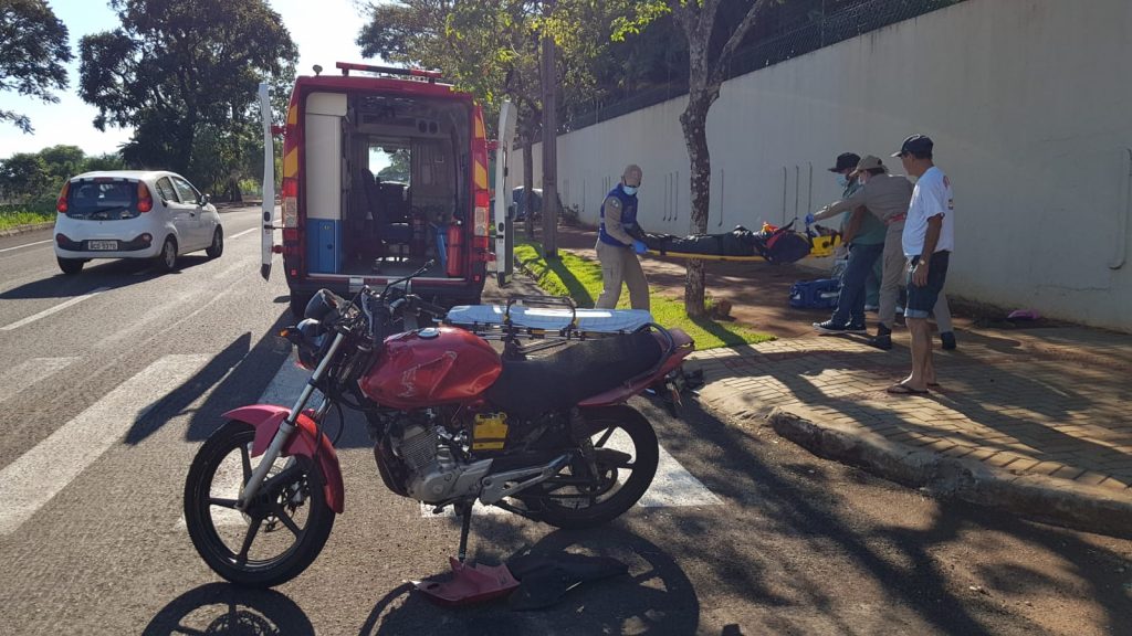 Motociclista fica ferido após ser atingido por caminhonete no Centro de Cascavel