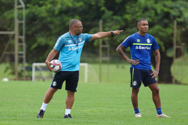 Cesar Lopes comanda treino na manhã deste domingo com foco na estreia do Gauchão 2022
