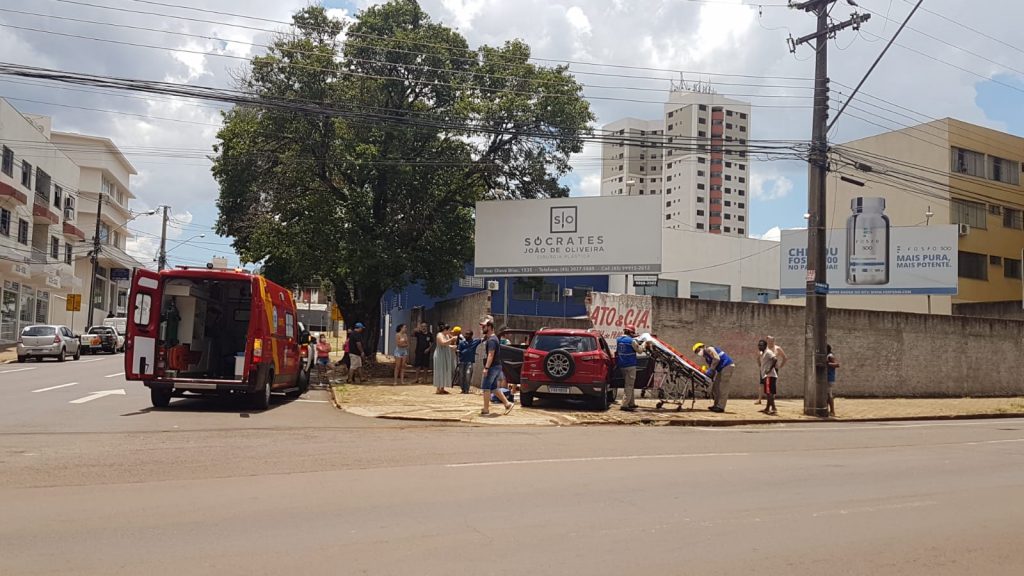 Ecosport colide com muro após colisão em cruzamento no Centro
