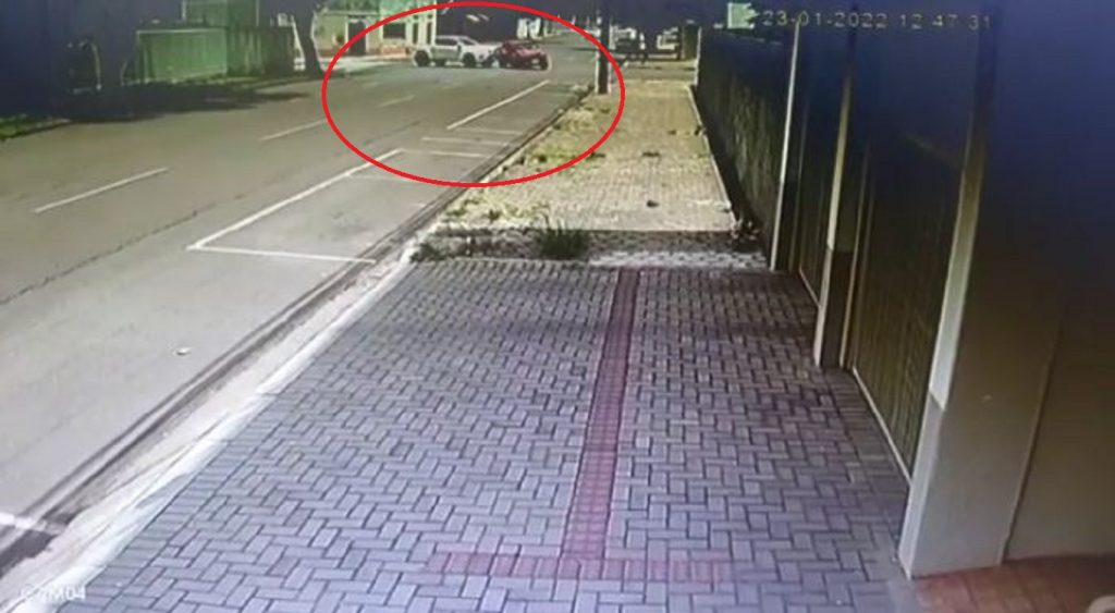 Câmera de segurança flagra colisão seguida de choque contra anteparo no Centro