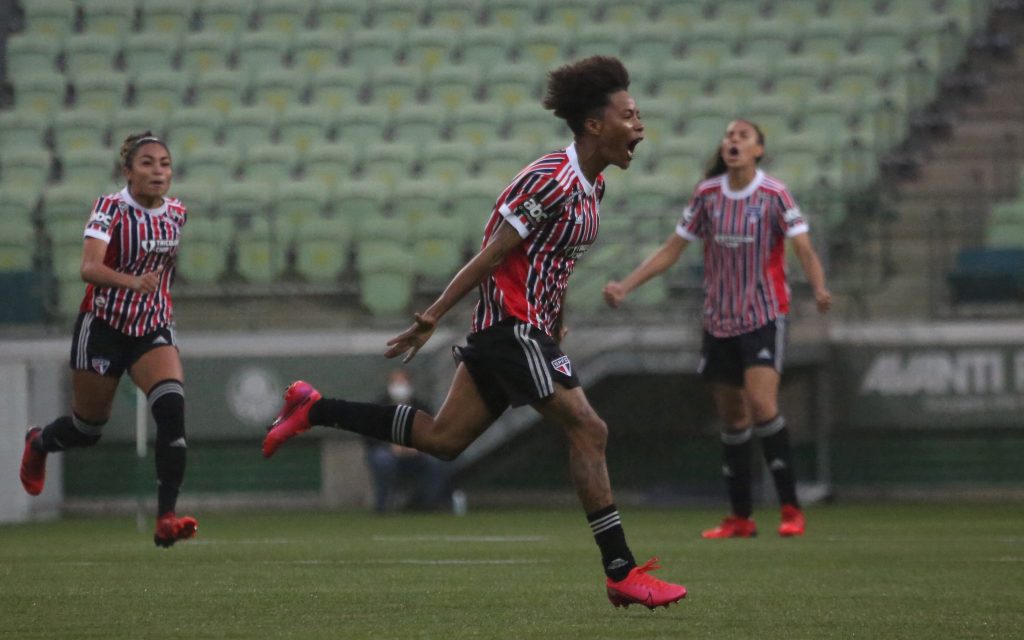 Após grande temporada, Carol renova contrato e permanece por mais um ano