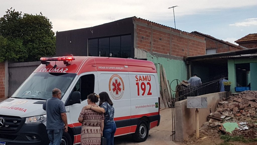 Homem cai do telhado, bate a cabeça em muro durante a queda e sofre traumatismo craniano