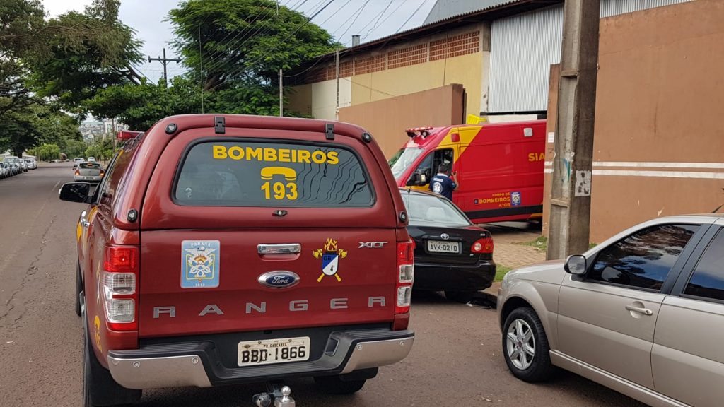 Jovem de 22 anos cai durante jogo de futebol, bate a cabeça e fica desacordado