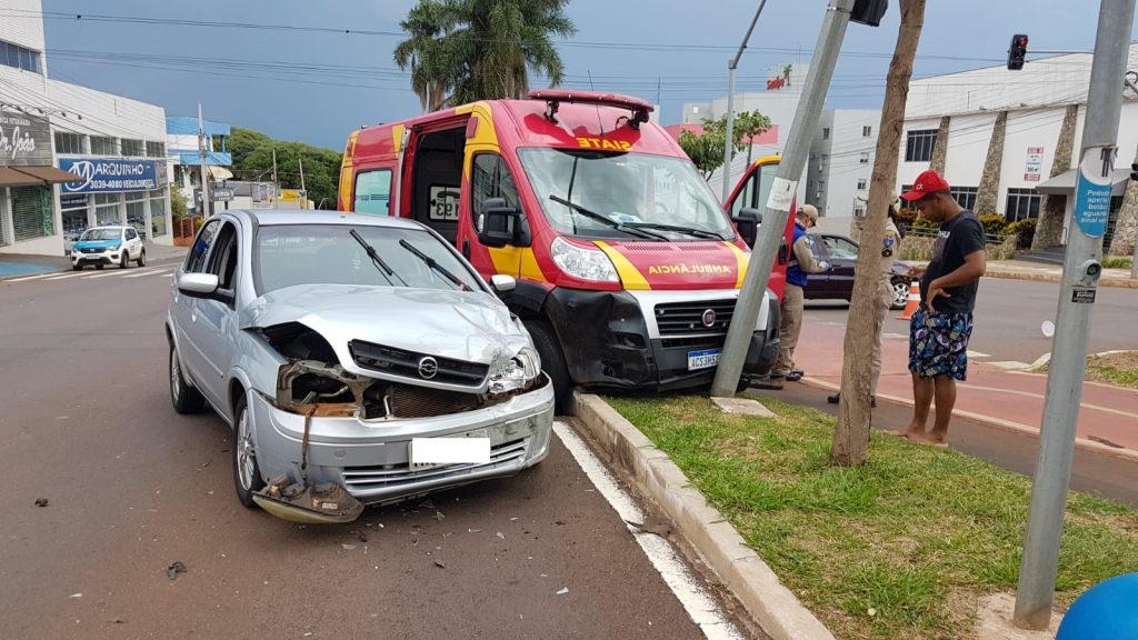 Durante deslocamento para ocorrência, ambulância do Siate acaba sofrendo acidente de trânsito no São Cristóvão