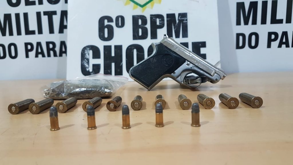 Pelotão de choque apreende pistola com mulher de 21 anos