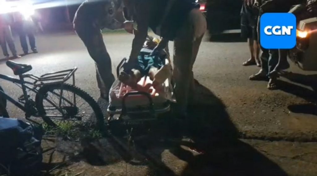 Ciclista de 20 anos é atingido por carro no Periolo; motorista se evadiu do local
