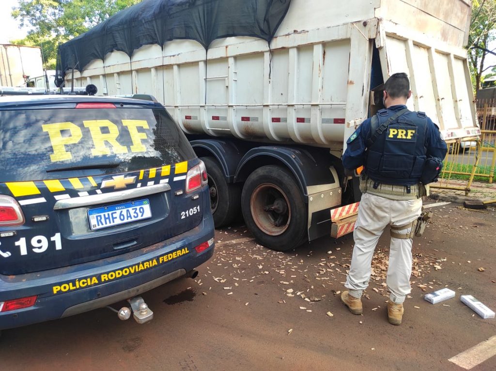 PRF apreende quase R$ 1 milhão em cigarros contrabandeados no Paraná PRF apreende quase R$ 1 milhão em cigarros contrabandeados no Paraná