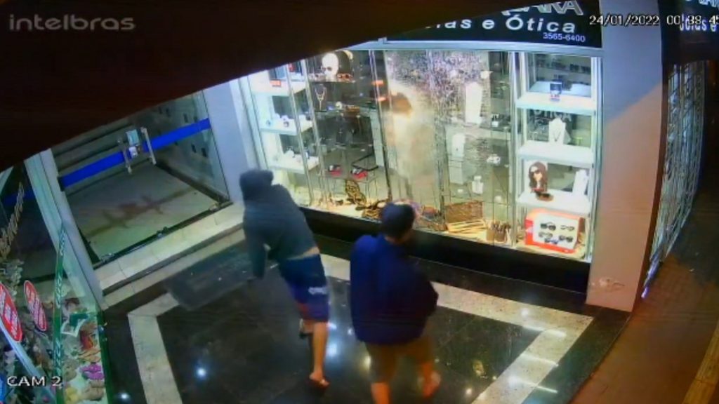 São Miguel do Iguaçu: Dupla quebra vidro de joalheria para furtar