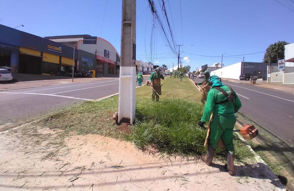 Serviço de capina atende as regiões leste e norte nesta semana em Londrina