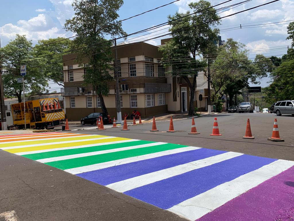 Prefeitura de Foz pinta faixa de pedestres com cores de arco íris em apoio ao Dia Nacional da Visibilidade Trans