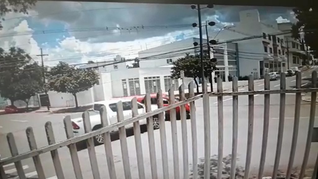 Câmera de segurança flagra batida que ocorreu na Rua Rio Grande do Sul, em Cascavel