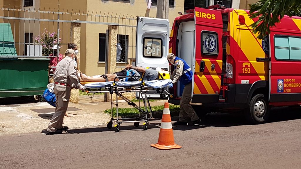 Após cair de escada no Bairro Coqueiral, jovem tem fratura na perna e é socorrido pelo Siate
