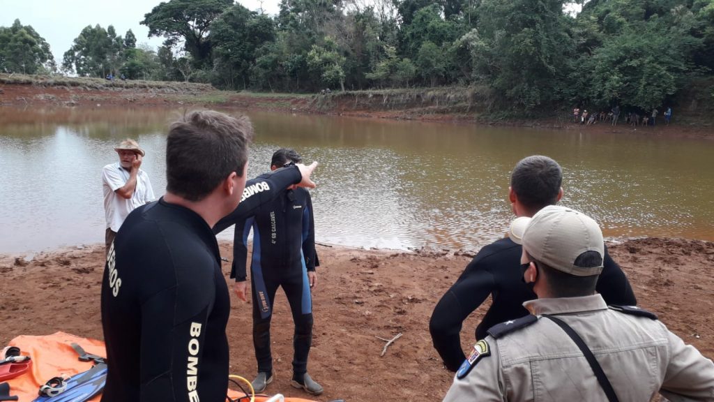 Bombeiros retomam buscas por jovem desaparecido em açude