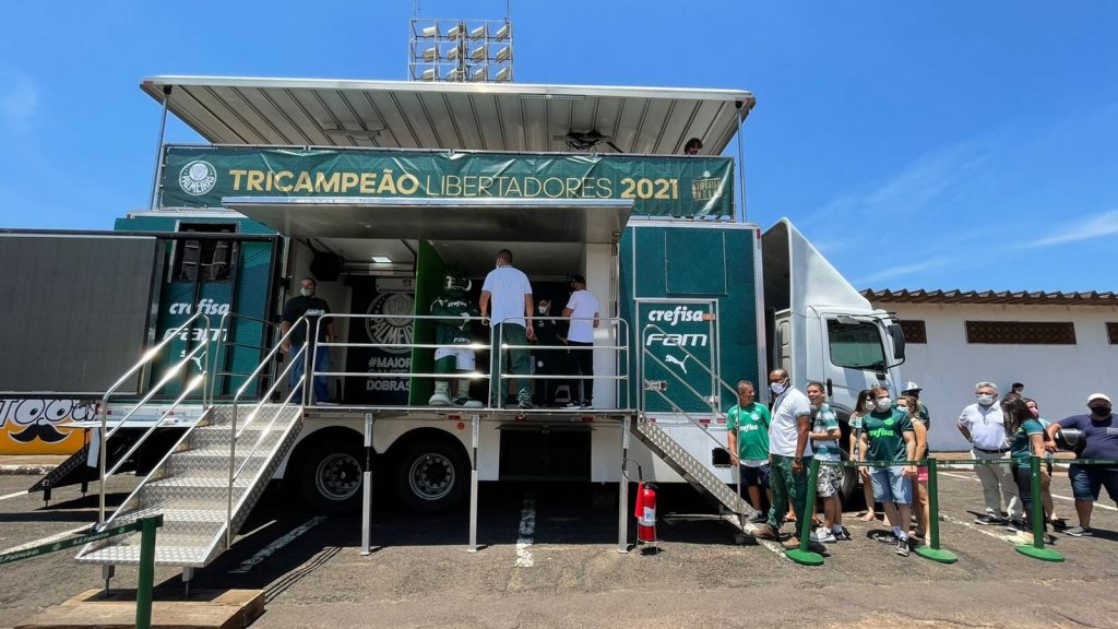 Carreta itinerante do Verdão leva taça da Libertadores para interior de São Paulo