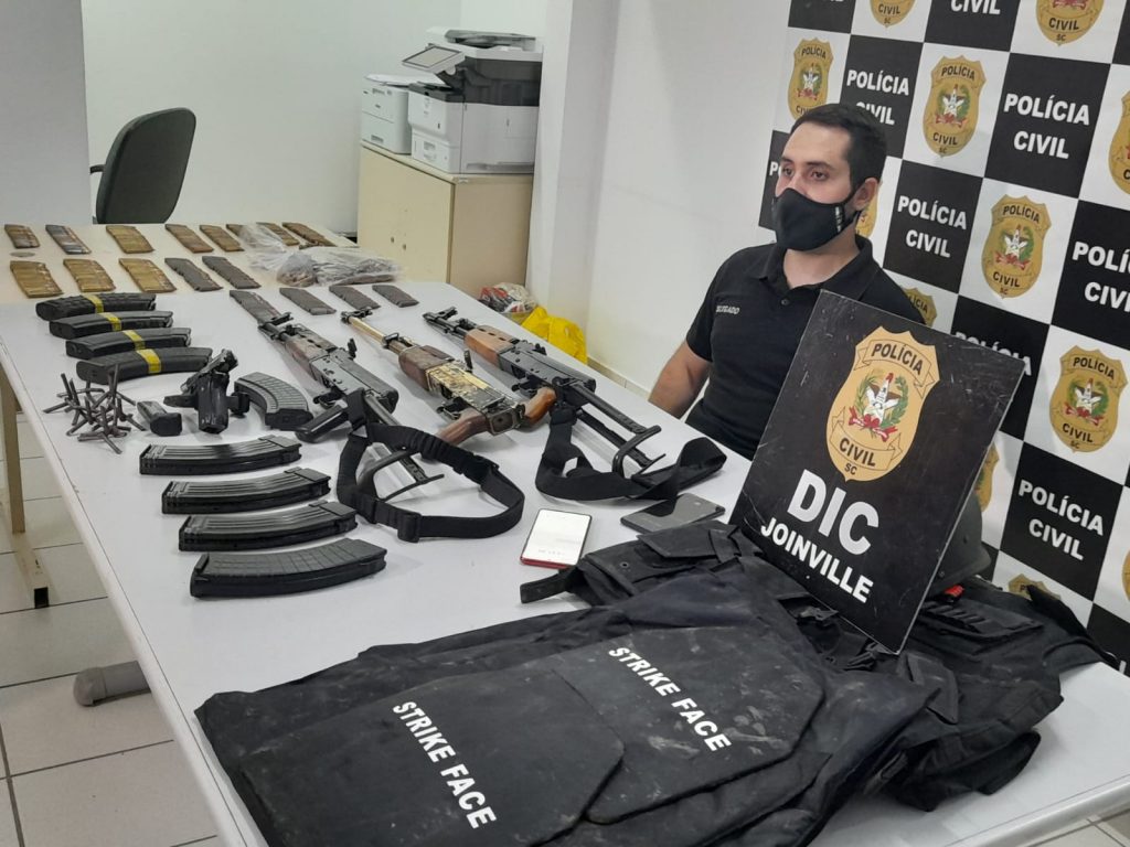 Polícia Civil apreende dinamite, fuzis e carros blindados e acredita ter evitado mega assalto na região de Joinville