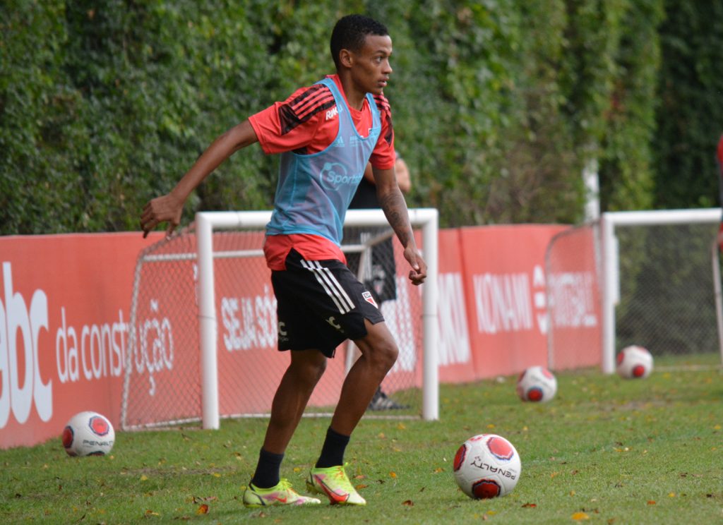 Garotada de Cotia integra treino no CT da Barra Funda