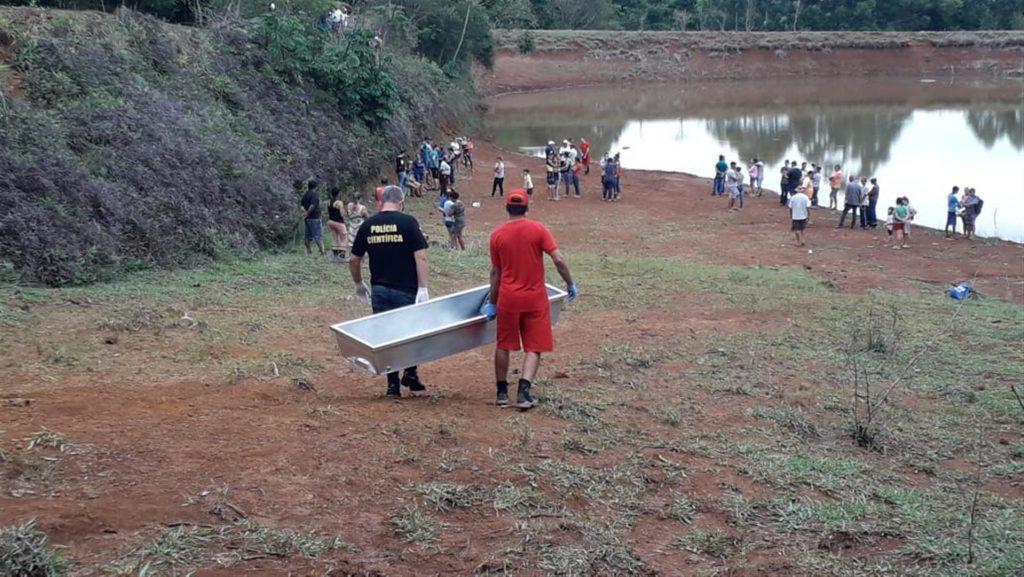 Adolescente que se afogou em açude é levado ao IML
