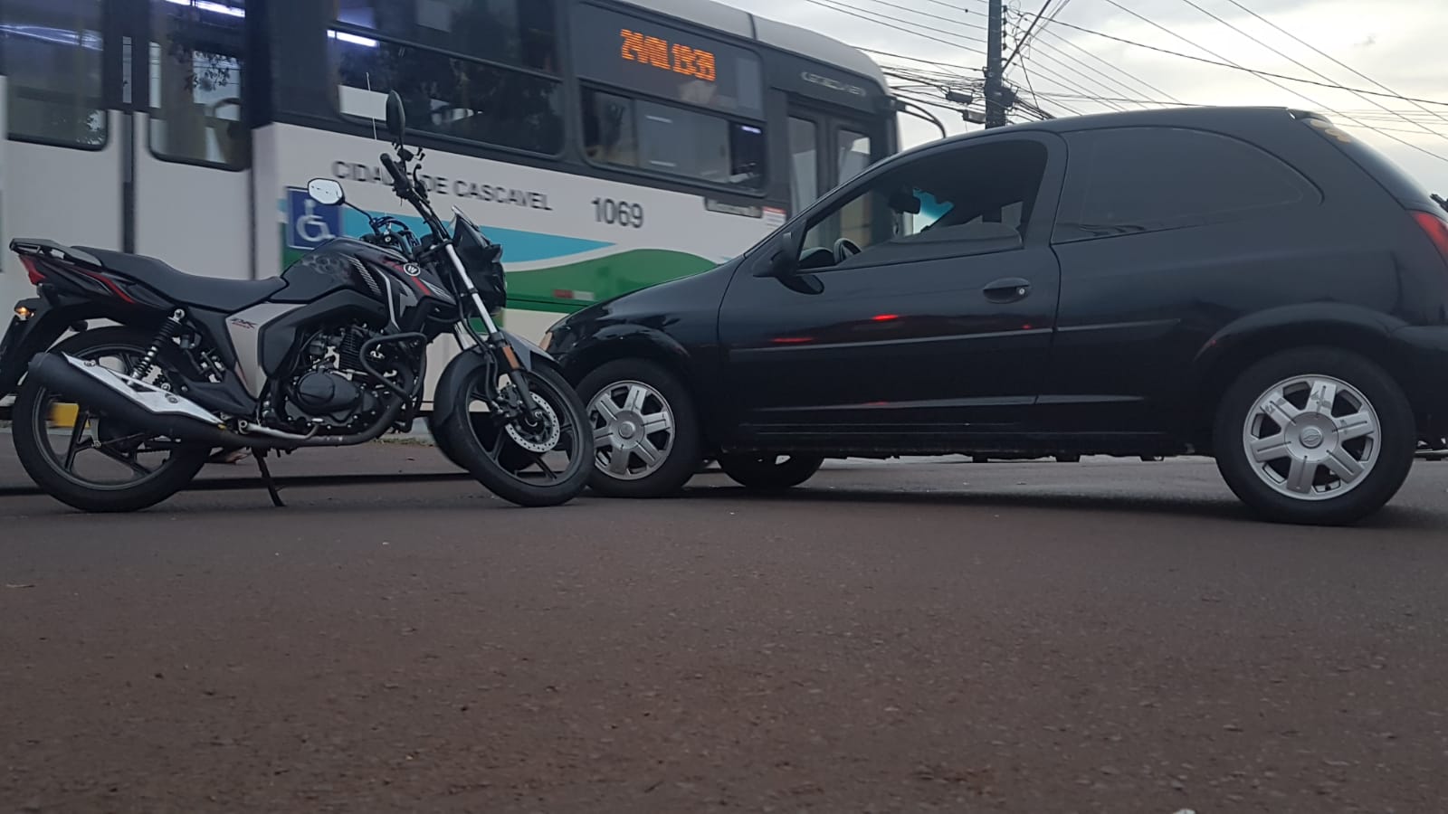 Motociclista fica ferido após colisão no Bairro Brasília Imagem referente a Motociclista fica ferido após colisão no Bairro Brasília