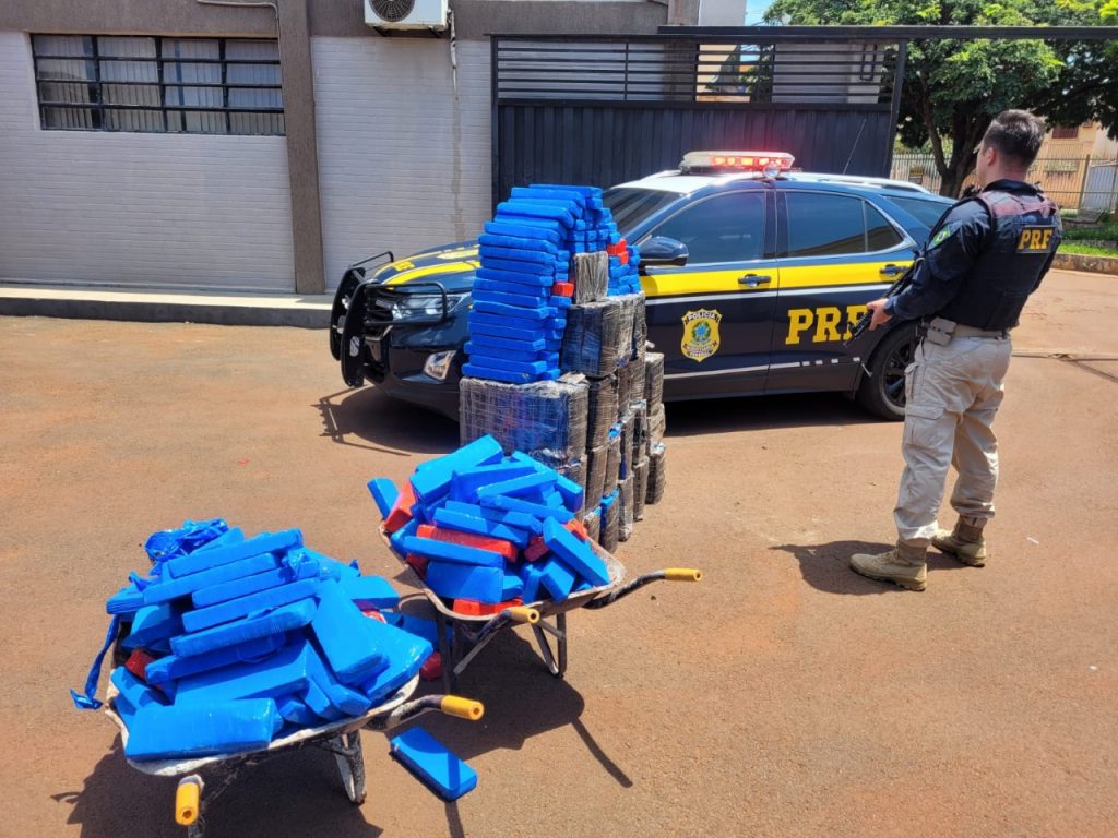 Motorista desobedece ordem de parada, foge e perde o controle do veículo carregado com quase meia tonelada de maconha Motorista desobedece ordem de parada, foge e perde o controle do veículo carregado com quase meia tonelada de maconha
